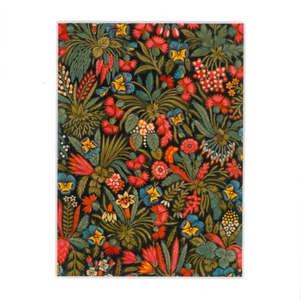 Le XCOMM_CARNET A5 BLEUETS présente un motif floral vivant avec des fleurs rouges, jaunes, bleues et orange parmi des feuilles vertes sur un fond sombre pour un look botanique riche. la marque Toile de Jouy