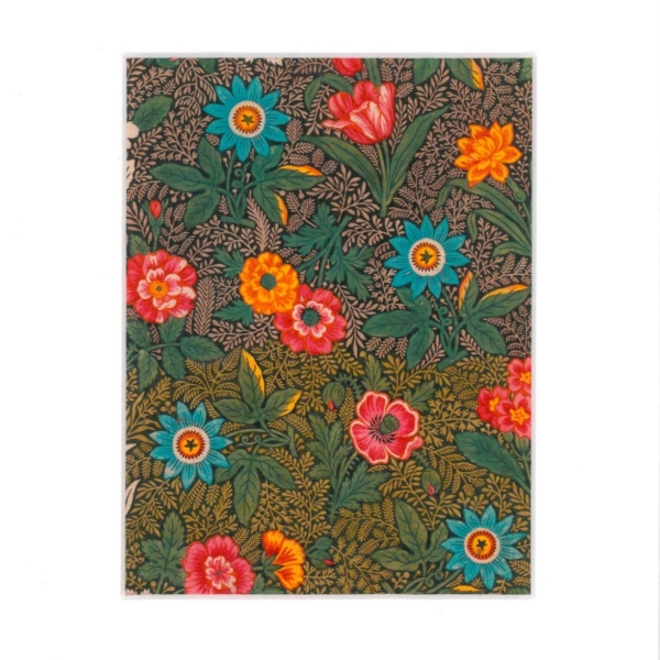 Le XCOMM_CARNET A5 BLEUETS présente des motifs floraux rouges, orange, jaunes et bleus vibrants avec des feuilles vertes sur un fond sombre avec des détails feuillus complexes. la marque Toile de Jouy