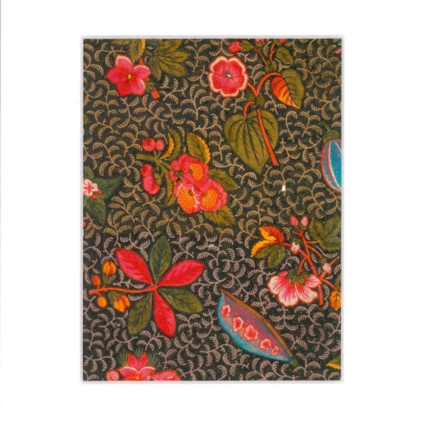 Le XCOMM_CARNET A5 BLEUETS présente un motif floral vibrant avec des fleurs rouges, roses et orange, des feuilles vertes, des lignes ondulées sur un fond texturé foncé, ainsi que des accents décoratifs bleus et roses parmi les fleurs. la marque Toile de Jouy