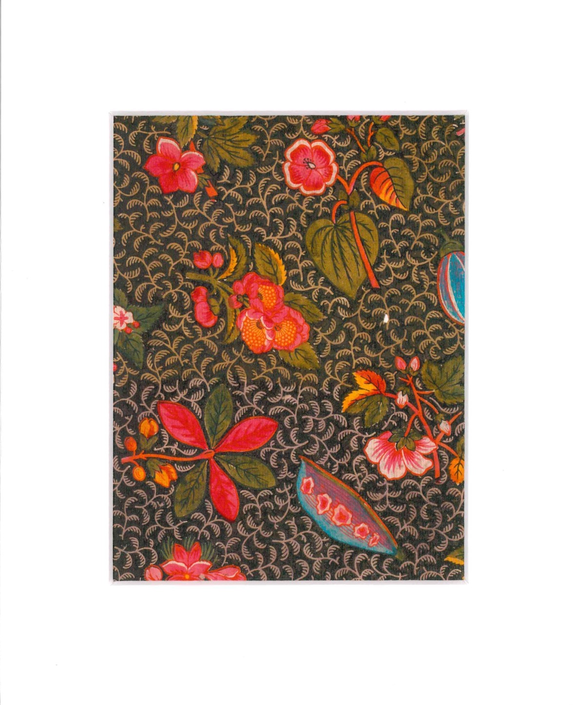 Le XCOMM_CARNET A5 BLEUETS présente un motif floral vibrant avec des fleurs rouges, roses et orange, des feuilles vertes, des lignes ondulées sur un fond texturé foncé, ainsi que des accents décoratifs bleus et roses parmi les fleurs. la marque Toile de Jouy