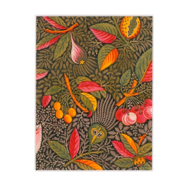 Le XCOMM_CARNET A5 BLEUETS présente une illustration botanique détaillée avec un feuillage vert luxuriant, des feuilles rouge et orange vibrantes, des fruits jaunes et roses et des branches entrelacées sur un fond sombre. la marque Toile de Jouy