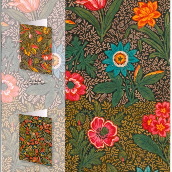Trois chemises décoratives présentant des motifs floraux de style William Morris dans des couleurs vives, vendues sous le nom de "XCOMM_CARNET A5 BLEUETS" dans un paquet de 3, avec un gros plan mettant en évidence les motifs floraux complexes sur l'emballage. la marque Toile de Jouy
