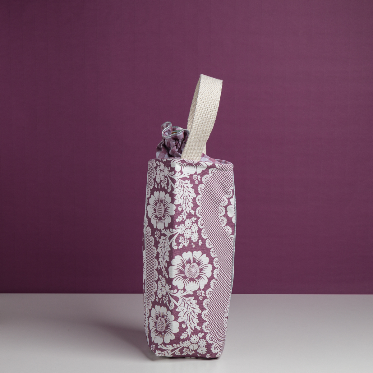 Le XCOMM_SET DE TABLE /2 FLEURS STYLISEES SAUGE représente des fleurs de sauge stylisées, présentées debout sur une surface blanche avec un fond violet assorti. la marque Toile de Jouy