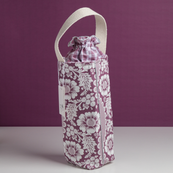 Le XCOMM_SET DE TABLE /2 FLEURS STYLISEES SAUGE, qui présente un motif floral de sauge, se dresse sur un fond assorti. la marque Toile de Jouy