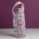 Le XCOMM_SET DE TABLE /2 FLEURS STYLISEES SAUGE, qui présente un motif floral de sauge, se dresse sur un fond assorti. la marque Toile de Jouy
