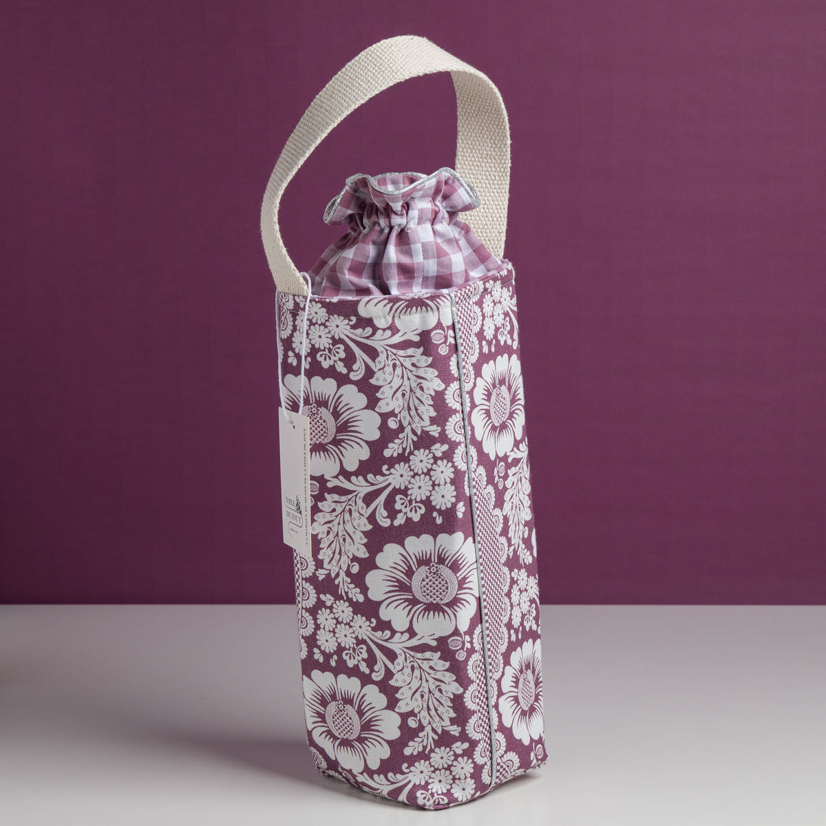 Le XCOMM_SET DE TABLE /2 FLEURS STYLISEES SAUGE, qui présente un motif floral de sauge, se dresse sur un fond assorti. la marque Toile de Jouy
