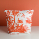 La « XCOMM_GRANDE TROUSSE DE TOILETTE 4 PARTIES MANDARINE ENDUITE » est une trousse blanche à fermeture éclair, ornée d'un imprimé « toile » orange représentant des cygnes, des palmiers et des personnages sur un fond orange assorti. la marque Toile de Jouy