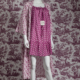 Un mannequin présente la XCOMM_NUISETTE CHARDON AMARANTE - une robe magenta courte et sans manches avec un imprimé floral blanc et une robe longue assortie - sur un papier peint en toile violette et blanche. la marque Toile de Jouy