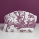 Le modèle XCOMM_TROUSSE POULETTE4 PARTIES MANDARINE est une pochette blanche à fermeture éclair, ornée d'un motif « toile » champêtre violet représentant des personnages et des animaux sur fond violet, avec une étiquette fixée à la fermeture éclair. la marque Toile de Jouy