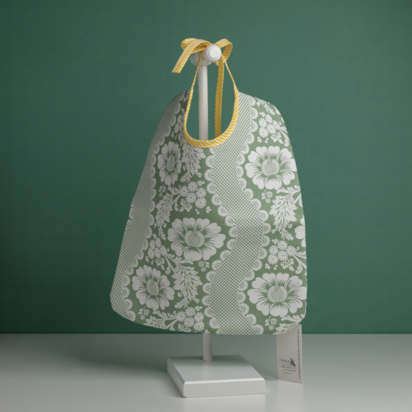 Un « XCOMM_TROUSSE STYLOS OFFRANDE SAUGE » est présenté sur un présentoir blanc, devant un fond vert. la marque Toile de Jouy