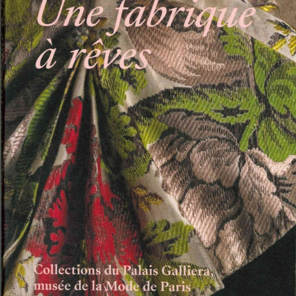 Gros plan sur un tissu richement orné de motifs floraux dans des tons de vert, de rouge et de beige, accompagné d'un texte en français intitulé « XCOMM_TEXTILES XVIIIe Une fabrique de rêve », une exposition consacrée aux textiles du XVIIIe siècle au Palais Galliera, à Paris. la marque Toile de Jouy