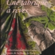 Gros plan sur un tissu richement orné de motifs floraux dans des tons de vert, de rouge et de beige, accompagné d'un texte en français intitulé « XCOMM_TEXTILES XVIIIe Une fabrique de rêve », une exposition consacrée aux textiles du XVIIIe siècle au Palais Galliera, à Paris. la marque Toile de Jouy