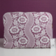 Le sac en tissu MANDARINE "FLEURS STYLISÉES" de MATELAS DE REPOS, orné d'un motif de dentelle florale violet et blanc, se tient debout sur un fond violet, avec une étiquette blanche accrochée à la fermeture éclair. la marque Toile de Jouy