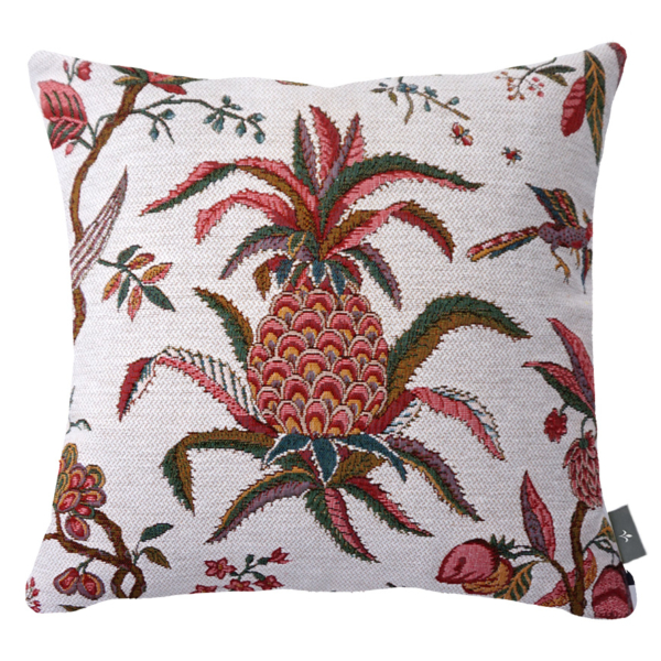 2569B Coussin décoratif carré sur fond blanc, orné d'un motif botanique très détaillé représentant notamment une grande plante ressemblant à un ananas, des fleurs, des feuilles et des oiseaux, dans des tons de rouge, vert, marron et doré. la marque Toile de Jouy