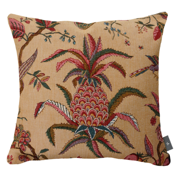 2569J Un coussin décoratif carré sur fond beige, orné d'un motif botanique brodé aux couleurs vives, comprenant un grand ananas ainsi que diverses feuilles et fleurs dans des tons de rouge, de vert et de rose. la marque Toile de Jouy