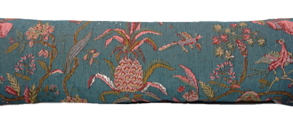 BP2572T_1 Un grand coussin décoratif rectangulaire, sur fond bleu sarcelle, orné d'un motif complexe composé d'oiseaux, de fleurs et de plantes roses. la marque Toile de Jouy