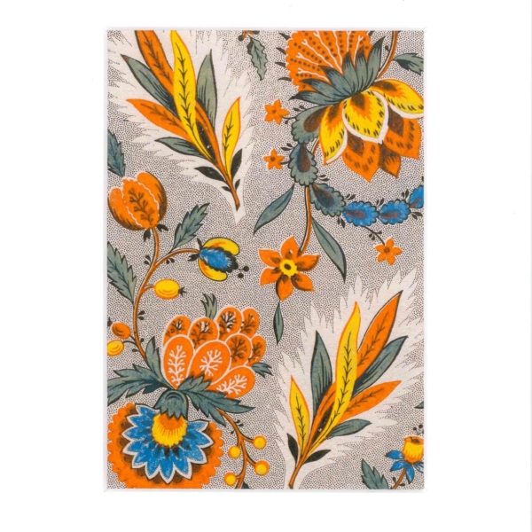 Bien sûr ! Voici une reformulation de la phrase en utilisant les données de votre produit : Le XCOMM_PASSE PARTOUT FELEURS EXOTIQUES SUR FOND PICOTE présente un motif floral coloré composé de fleurs et de feuilles orange, jaunes, bleues et vertes sur un fond clair texturé, le tout élégamment encadré par une bordure blanche. la marque Toile de Jouy