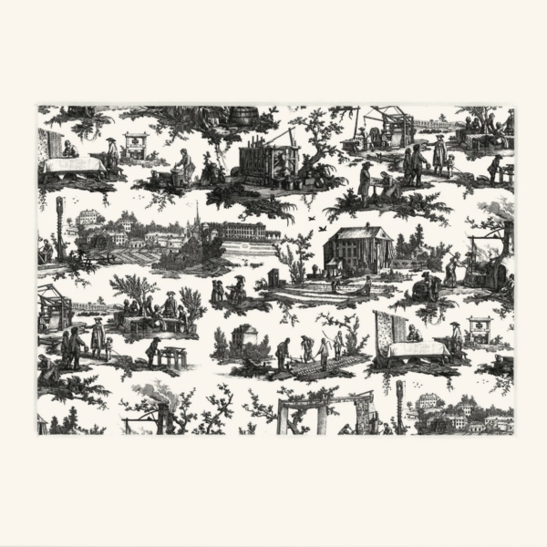Motif de toile illustré en noir et blanc, intitulé « XCOMM_PASSE PARTOUT LES TRAVAUX DE LA MANUFACTURE », représentant des personnes construisant des maisons, utilisant des outils et effectuant des travaux de construction dans un paysage rural parsemé d'arbres et de petits bâtiments. la marque Toile de Jouy