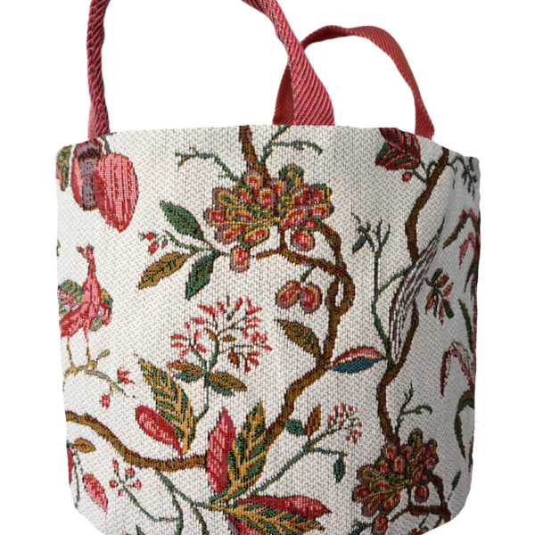 GPA2572B Un panier en tissu muni de deux anses rayées rouges et blanches, orné d'un imprimé coloré représentant des fleurs et des oiseaux sur fond blanc. la marque Toile de Jouy