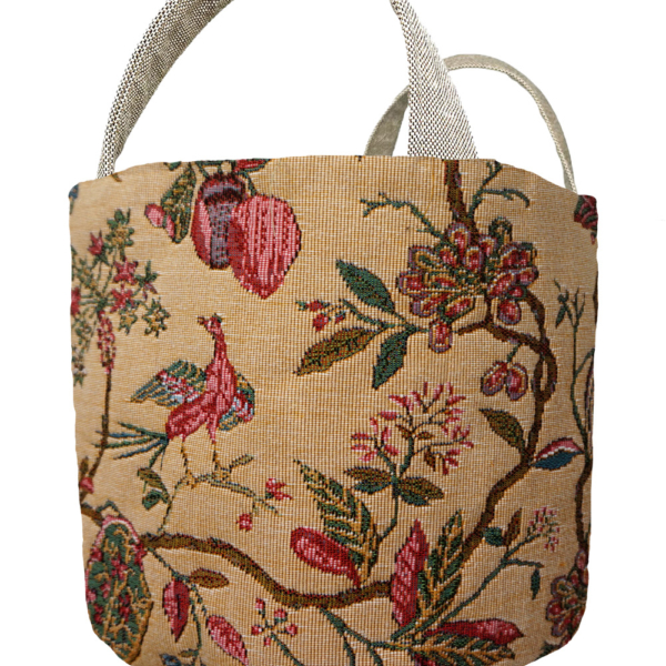 GPA2572J Un sac fourre-tout en tissu doté de anses beiges et orné d'un motif floral et d'oiseaux de style tapisserie, représentant des fruits roses, des feuilles vertes et des branches sur un fond beige. la marque Toile de Jouy