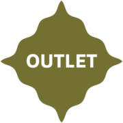 Un insigne vert, symétrique, en forme d'étoile, avec le mot "OUTLET" en lettres capitales blanches et grasses au centre de l'insigne. la marque Toile de Jouy