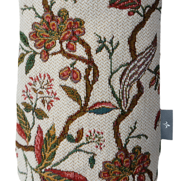 PA2572B Une housse de vase en tissu ornée d'un motif botanique représentant des vrilles, des feuilles et des grappes de baies rouges et vertes sur un fond beige. Une petite étiquette grise est visible sur le côté. la marque Toile de Jouy