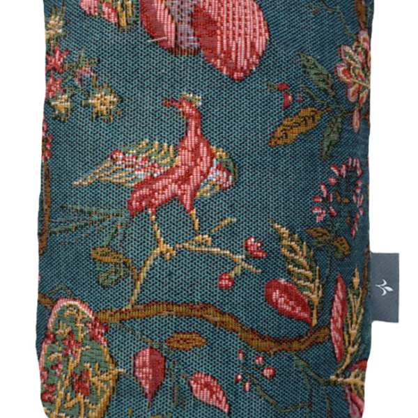 PA2572T_1 Une pochette en tissu bleu sarcelle ornée d'un motif floral et d'oiseaux très détaillé dans des tons de rose, de rouge et de vert, avec une petite étiquette grise sur le côté. la marque Toile de Jouy