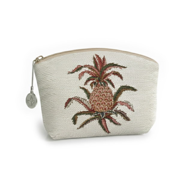 TR2571B Une pochette en tissu beige dotée d'une fermeture à glissière et d'un pendentif en forme de feuille en métal, ornée sur le devant d'un motif d'ananas brodé dans des tons de marron, de vert et de rouge. la marque Toile de Jouy