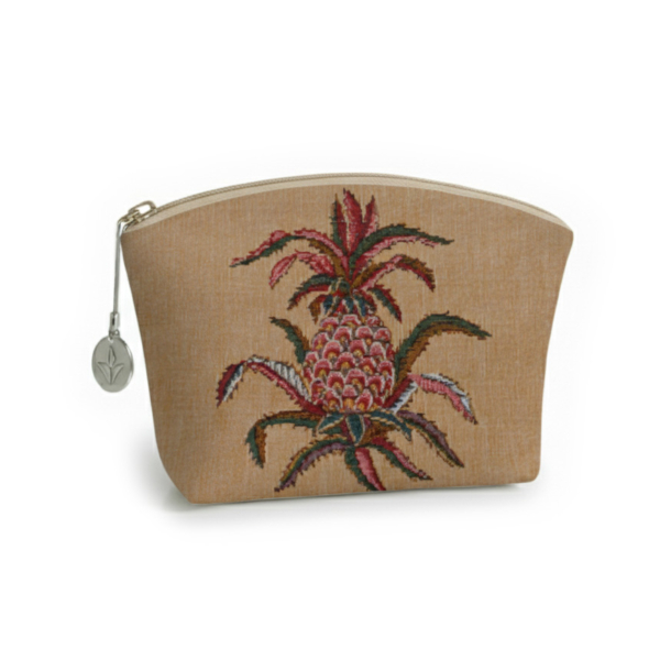 TR2571J_1 Pochette en tissu beige dotée d'une fermeture à glissière, ornée d'un motif d'ananas brodé très détaillé et d'une tirette circulaire argentée, présentée sur fond blanc. la marque Toile de Jouy