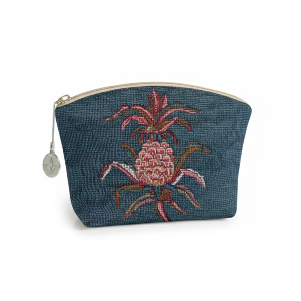 TR2571T_1 Une pochette bleue texturée à fermeture éclair, ornée d'un motif d'ananas brodé aux couleurs vives et dotée d'une tirette argentée agrémentée d'une breloque décorative. la marque Toile de Jouy
