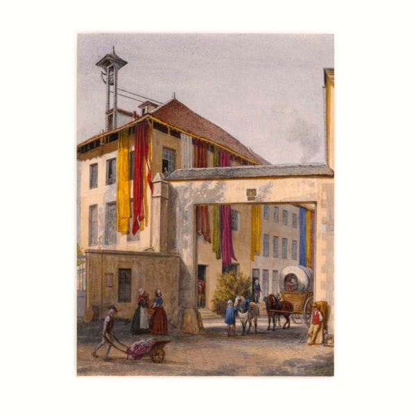 Une scène de rue historique mettant en scène des personnages en costumes d'époque et une charrette tirée par un cheval devant le « EMPREINTE SOUS PASSE-PARTOUT ‘MAGASIN DE LA MANUFACTURE’ », avec des bâtiments ornés de tissus colorés suspendus. la marque Toile de Jouy