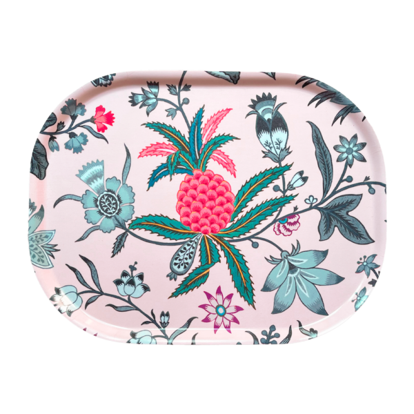 PlateuOval-JardindelaReine -Detouré copie Plateau ovale sur fond rose, orné d'un ananas coloré au centre et de motifs floraux bleu sarcelle, bleus et roses qui l'entourent. la marque Toile de Jouy